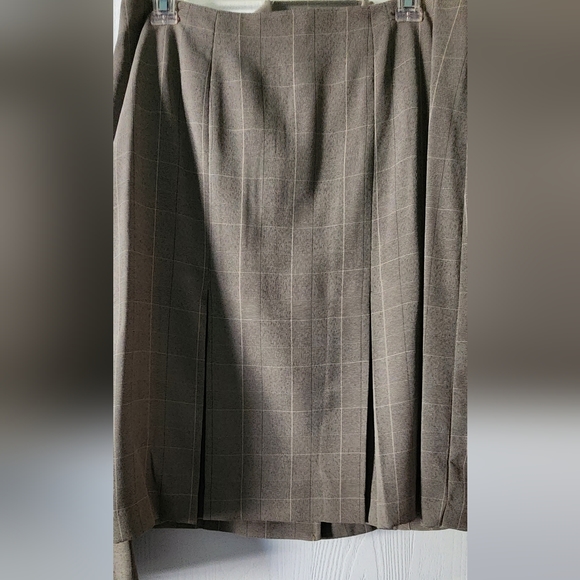 Women's skirt suit - Picture 4 of 5